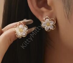 Çiçek Model Krem Renk Küpe