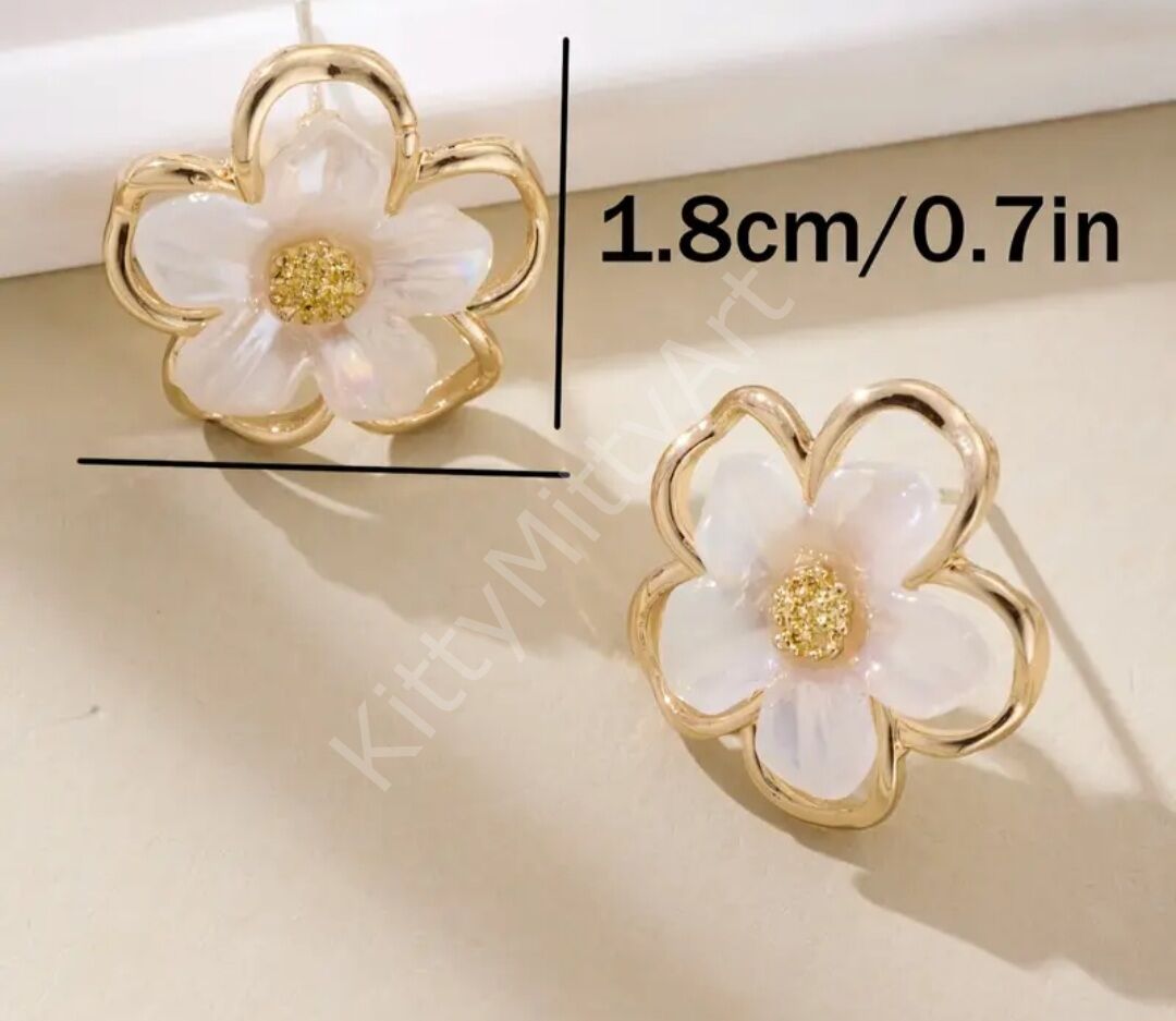 Çiçek Model Krem Renk Küpe
